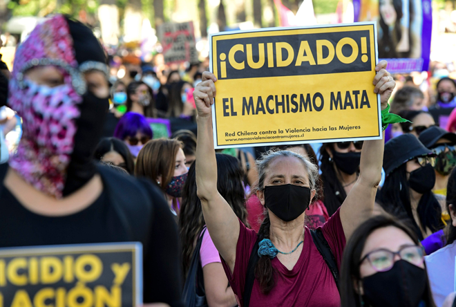 Ribuan wanita berhimpun sempena Hari Antarabangsa bagi Pembasmian Keganasan Terhadap Wanita di Santiago kelmarin. — Gambar AFP 