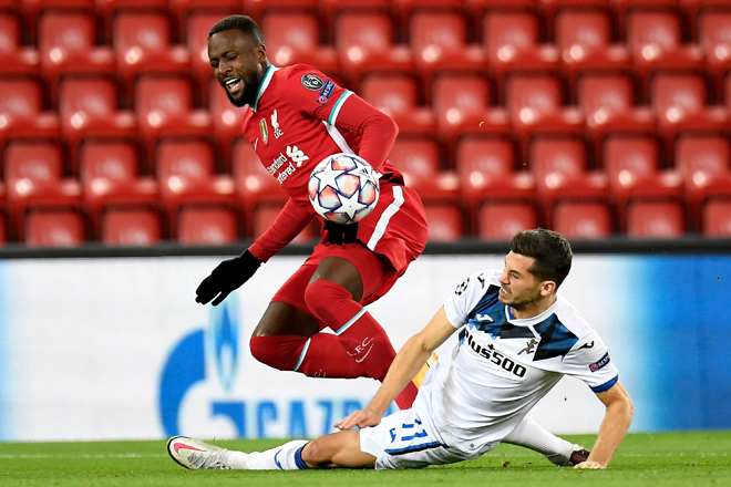  Penyerang Liverpool, Divock Origi (kiri) diasak pemain Atalanta dalam aksi perlawanan Liga Juara-Juara yang berlangsung di Anfield. — Gambar AFP