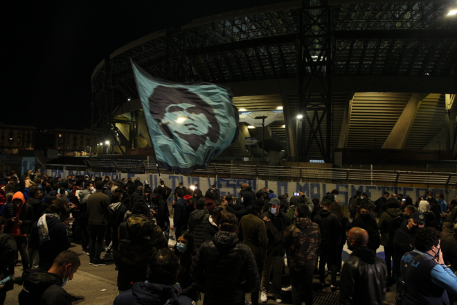  Orang ramai berkumpul di hadapan Stadium San Paolo tanda berkabung di atas pemergian legenda Maradona akibat serangan jantung. — Gambar AFP