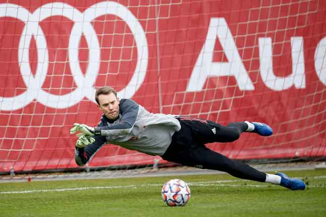  Gambar menunjukkan Neuer menyertai sesi latihan di Munich. — Gambar AFP