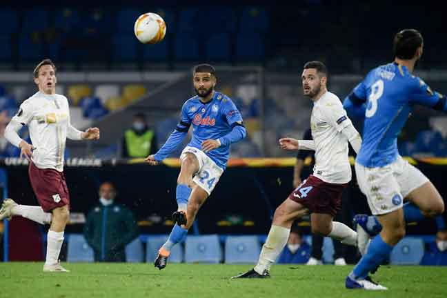  Antara babak aksi perlawanan Liga Europa Kumpulan F di antara Napoli dan Rijeka di Stadium San Paolo, Naples. — Gambar AFP