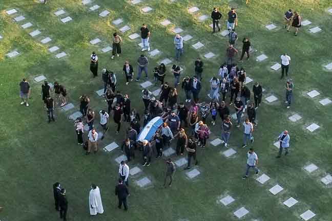  Gambar dari pemandangan udara menunjukkan ahli keluarga, saudara mara dan sahabat mendiang Maradona membawa kerandanya untuk disemadikan di tanah perkuburan Jardin Bella Vista di pesisir Buenos Aires. — Gambar AFP