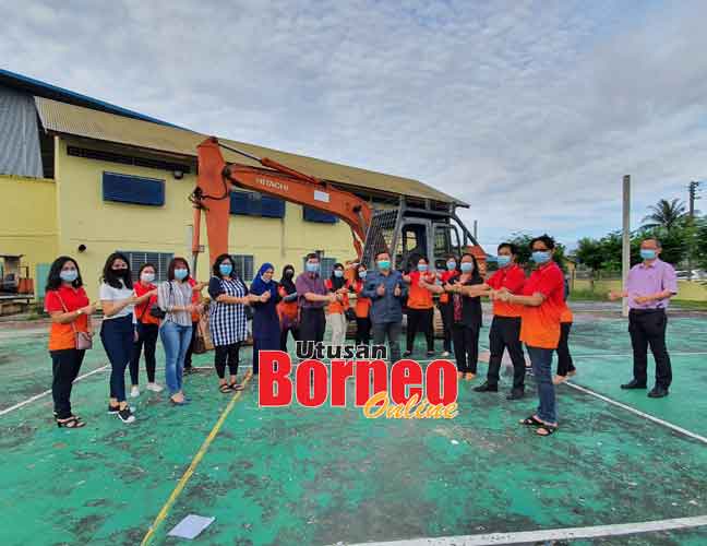  Huang merakamkan kenangan pada majlis pecah tanah bagi projek pembinaan gelanggang serbaguna SMK St Anthony, Sarikei semalam.