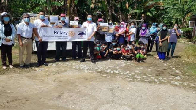  Terry (tiga kiri) merakamkan gambar kenangan bersama para penerima selepas simbolik penyampaian bantuan makanan.