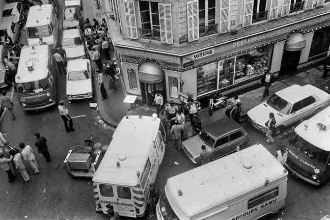  Gambar fail pada 9 Ogos 1982 menunjukkan anggota bomba dan seorang penyelamat di Paris selepas restoran pelbagai juadah Yahudi Perancis, Jo Goldenberg, diserang oleh lelaki bersenjata yang melontar bom tangan ke dalam restoran dan menembak pelanggan dengan submesingan, membunuh enam pelanggan dan mencederakan 22 yang lain. — Gambar AFP