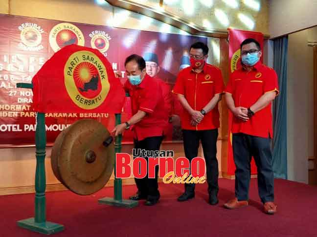 LANCAR Wong memukul gong sebanyak tiga kali sebagai simbolik pelancaran PSB Cawangan Kuala Rajang dan Semop, sambil disaksikan oleh Aditajaya (tengah) dan Raafidin (kanan).