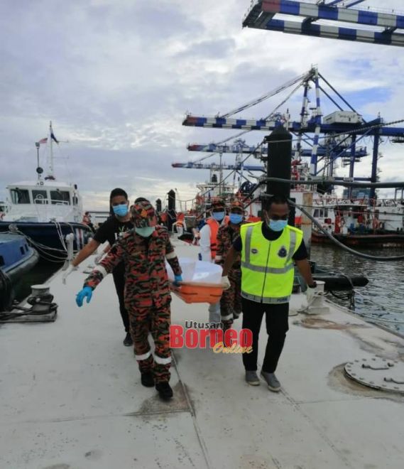 Pasukan bomba mengusung mayat mangsa keluar sebelum menyerahkannya kepada polis untuk tindakan lanjut. - Gambar ihsan Bomba.