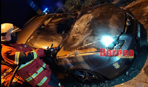 Keadaan kereta milik seorang lelaki yang terbakar di Simpang Kidurong Avenue pada malam Sabtu. - Gambar ihsan Bomba.