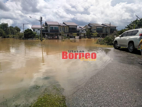 Keadaan banjir di kawasan perumahan Gem Park yang mulai surut  hari ini dan tidak memerlukan pemindahan. - Gambar ihsan Bomba.
