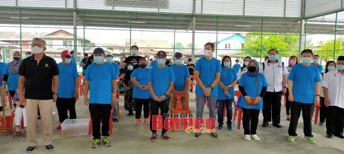 Dr Annuar (tiga dari kiri), Ting (kiri), Siaw (dua dari kiri), Lau (empat dari kanan), Dr Teh ( dua kanan) dan yang lain merakam gambar kenangan pada Program Plogging, Kesedaran Pembasmian COVID-19, Wabak Rabies dan Kempen Kesedaran Keselamatan Jalan Raya di Padang Futsal Kampung Nangka, hari ini.