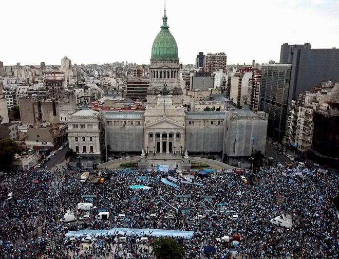  Pandangan dari udara menunjukkan aktivis antipengguguran berhimpun membantah draf undang-undang tersebut yang disampaikan Fernandez, di luar Kongres Argentina di Buenos Aires, kelmarin. — Gambar AFP