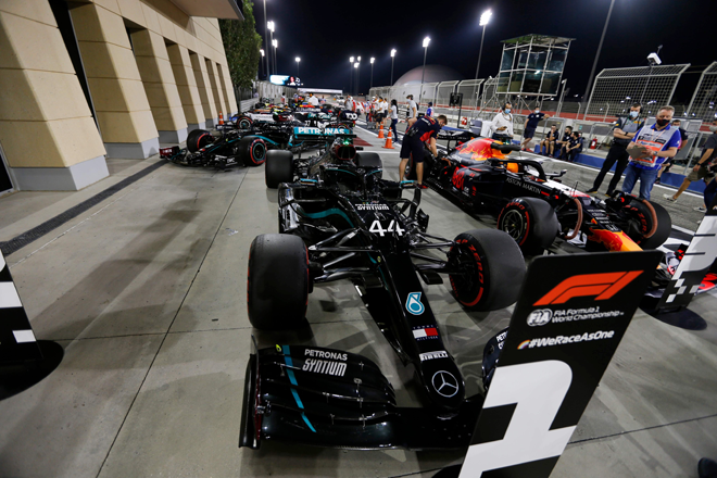  Jentera Hamilton berada di pit hentian selepas sesi kelayakan menjelang Formula 1 GP Bahrain. — Gambar AFP