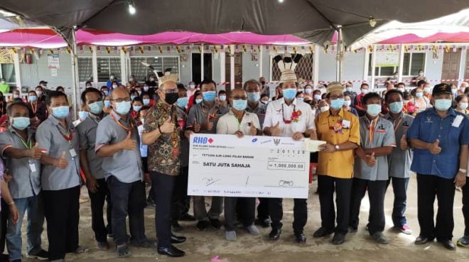  Abdullah, Dennis dan penduduk tempatan pada majlis penangguhan 'Agriculture Community Outreached Program' ( Agricorp 2020) di Kampung Long Pilah, Baram.