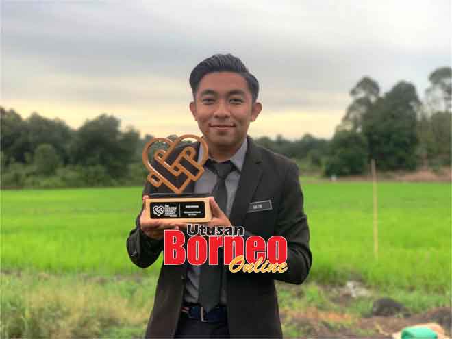  Nazmi bersama anugerah SGHA yang diterimanya.