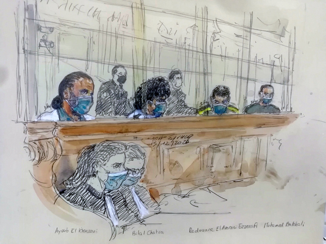  Gambar lakaran menunjukkan Khazzani (kiri) dan tiga suspek lain duduk dalam kandang tertuduh semasa perbicaraan berhubung dengan serangan yang gagal ke atas sebuah kereta api Amsterdam-Paris di mahkamah Paris kelmarin. — Gambar AFP