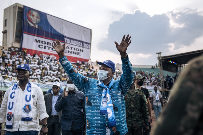  Presiden Republik Afrika Tengah Faustin Archange Touadéra (tengah), menyapa para penyokongnya ketika berkempen untuk pilihan raya di sebuah stadium berkapasiti 20,000 tempat duduk sambil diiringi pengawal keselamatan, askar upahan Rusia dan anggota pasukan pengaman PBB dari Rwanda di Bangui, kelmarin. — Gambar AFP