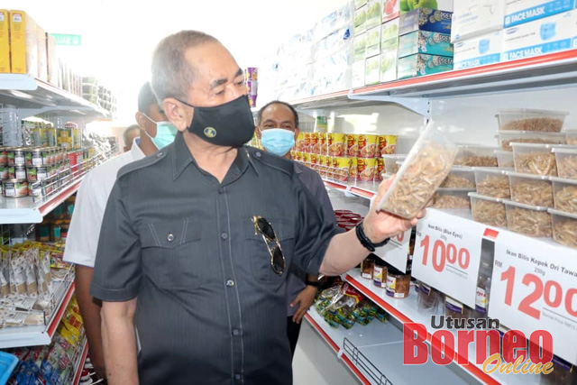 Wan Junaidi melihat produk tempatan yang dijual di kedai BA100.
