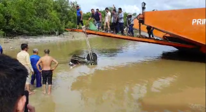 Pikap yang terjunam ke dalam sungai ditarik ke permukaan air oleh orang awam.
