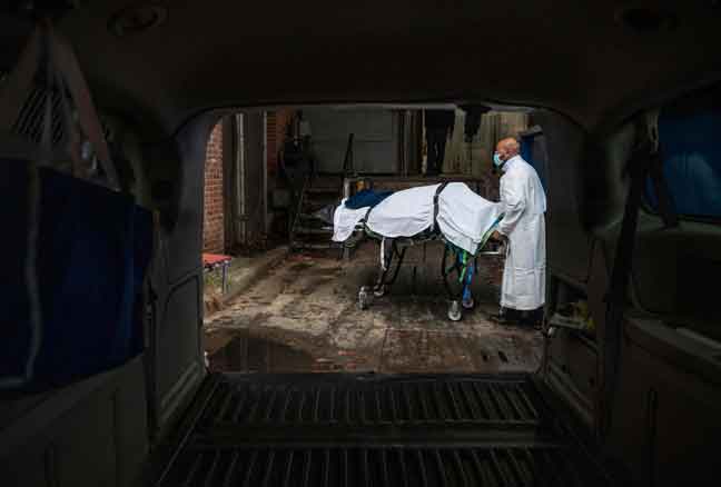  Gambar fail 24 Disember lepas menunjukkan pekerja menguruskan mayat mangsa COVID-19 di rumah mayat sebuah hospital di Baltimore, Maryland. Amerika Syarikat telah merekodkan lebih 20 juta kes COVID-19, kata Johns Hopkins University dalam catatan hariannya kelmarin. — Gambar AFP