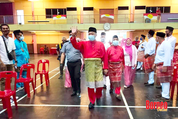  Bung Moktar melambai tangan kepada para perwakilan UMNO Bahagian Kinabatangan yang hadir.