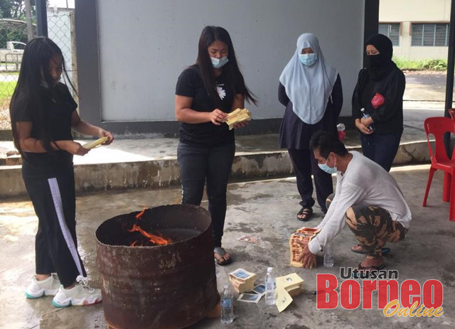  Phang (baju putih) bersama saudara mara memberikan penghormatan terakhir kepada jasad isteri dan dua orang anaknya di Sibu Mortuary, Jalan Bukit Lima di sini hari ini