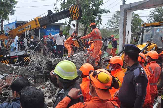  Petugas Pasukan Bantuan Bencana Alam Antarabangsa (NDRF) melakukan kerja mencari dan meyelamat mangsa  runtuhan bumbung di sebuah krematorium di Ghaziabad kelmarin. — Gambar AFP
