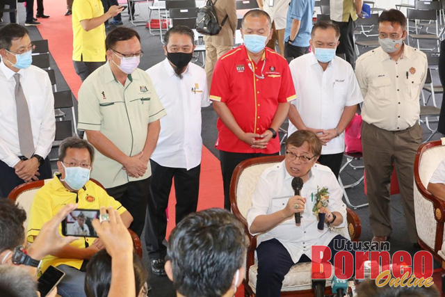 Abang Johari semasa sidang media selepas majlis pecah tanah Dewan Masyarakat / Sukan dan Hab Inovatif di Jalan Stephen Yong di sini. - Gambar oleh Chimon Upon.