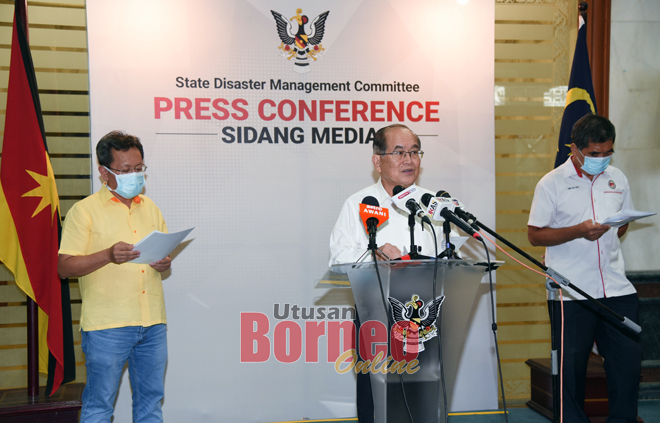  Uggah disempulang Dr Sim (kiba) enggau Dr Chin ba aum pengarang berita madah atur 'lockdown' dipejalaika ba rumah panjai Sg. Putong, Ulu Undop enggau Rh. Bui Panjai, Lubok Antu di Pelilih Menua Sri Aman, kemari.