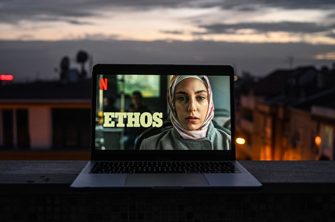  Gambar yang diambil pada 24 Disember 2020 di Istanbul ini menunjukkan poster ‘Ethos’ dipaparkan di skrin laptop. ‘Ethos’ merupakan eksport penstriman bergaya terbaharu dari Turki yang kini ditayangkan di Netflix. — Gambar AFP