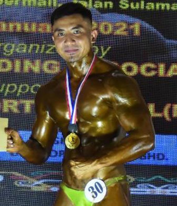  Juara Bina Badan dan Fizikal Mr Borneo 2020 Novis, Mackenzie.