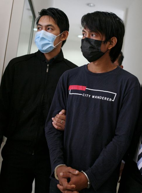  Mohd Shahridhuan (kanan), mengaku bersalah di Mahkamah Sesyen Shah Alam semalam atas enam pertuduhan menerima rasuah berjumlah RM3,900 daripada pemilik sebuah pusat urutan dan spa antara 2016 dan 2017. — Gambar Bernama