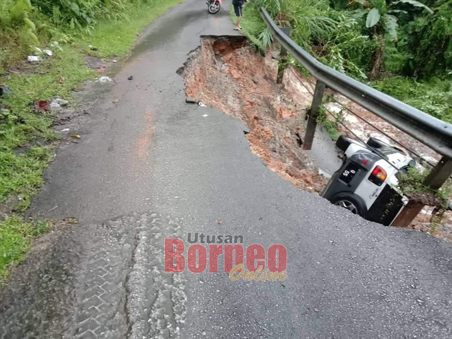  Kerita SUV tepawah lalu bekalih ketegal tanah runtuh ba Kampung Gersik pagi kemari.