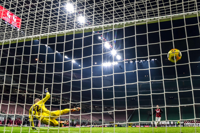  Calhanoglu (kanan) menjaringkan gol penalti mengatasi penjaga gol Torino Vanja Milinkovic-Savic (kiri) pada masa tambahan perlawanan Piala Itali antara AC Milan mementang Torino di stadium San Siro, Milan, kelmarin.  — Gambar AFP