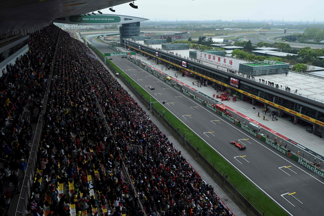  Gambar fail bertarikh 14 April 2019 menunjukkan sudut pandangan dari sisi penonton yang menyaksikan perlumbaan F1 China di Shanghai. — Gambar  AFP