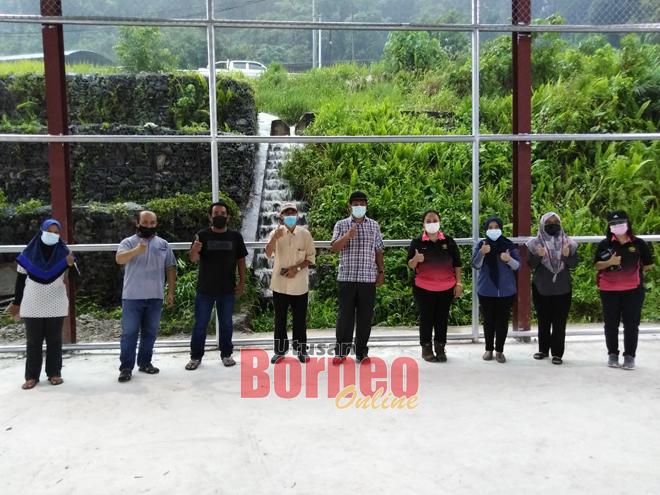  Matasan (empat kiri) dan Abdul Rahman ketika melawat Dewan Futsal Kampung Bukit Kota kelmarin.