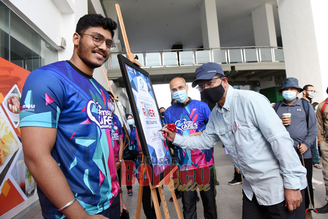  Tetamu kehormat melakukan simbolik pelancaran program ‘MSU Sg Damansara National River Trail Project.’