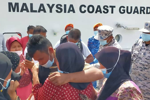  Ahli keluarga memeluk Asman sejurus tiba di jeti Maritim Malaysia.