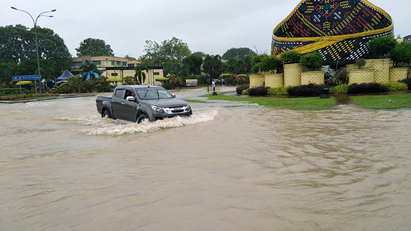  Laluan jalan raya dan kawasan rumah di Kampung Hungab antara yang terjejas banjir.