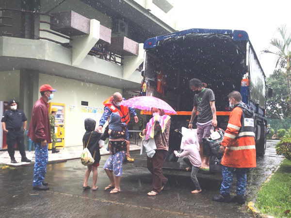  Seramai 52 mangsa banjir daripada 12 keluarga dipindahkan ke Pusat Pemindahan Sementara di Rumah Kompleks Sukan Penampang.
