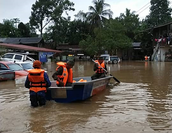  Tinjauan pasukan Angkatan Pertahanan Awam Malaysia (APM) di lokasi banjir.