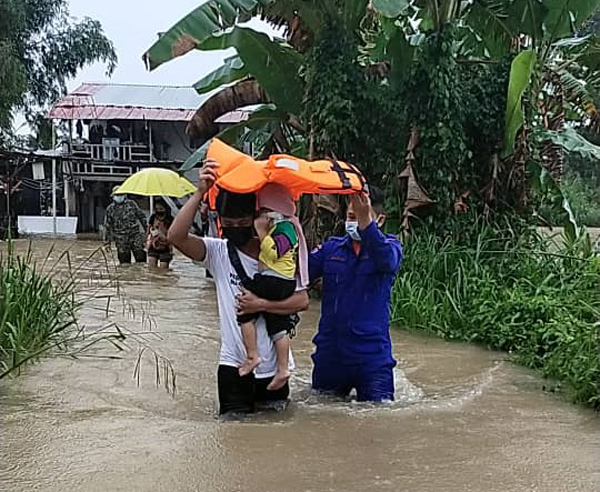 Anggota Angkatan Pertahanan Awam Malaysia (APM)  membantu mangsa-mangsa banjir berpindah ke PPS.