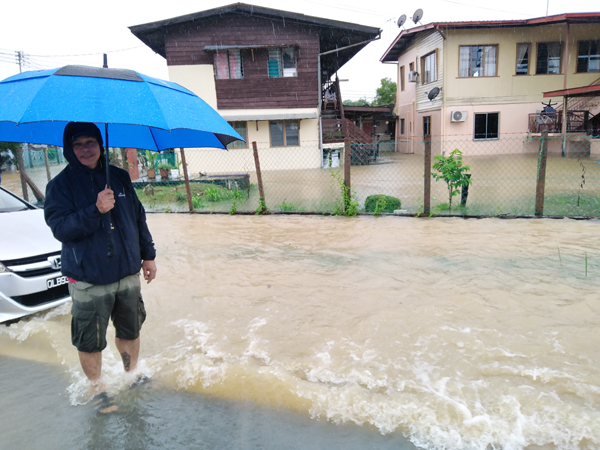  John sempat meninjau kawasan sekitar rumahnya yang dilanda banjir.