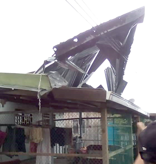  Ribut yang merosakkan atap rumah penduduk.