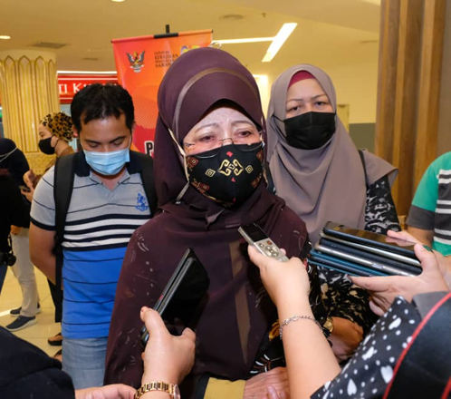  Fatimah lebuh ti ditanya pengarang berita pengudah bejadi ke Program Begulai enggau Bala Pekereja Rintai Mua Pengelantang Pendiau Bagi Menua Kuching ari McDonald’s Malaysia begulai enggau Gerempung Pengelantang Pendiau Ronald McDo-nald’s Malaysia ba Majma Mall ditu kemari. — Gambar Muhammad Rais Sanusi