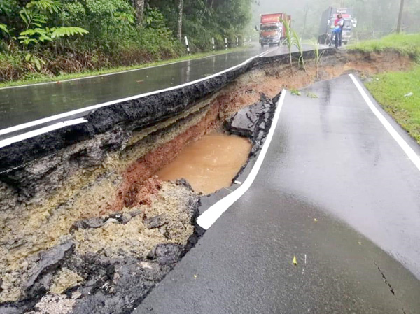  Jalan Kota Kinabalu-Tambunan di Kg Tudan Penampang mengalami keruntuhan yang serius dan tidak boleh dlalui oleh sebarang kenderaan.