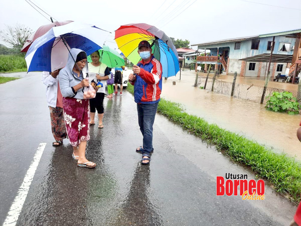  Jahid (kanan) ketika meninjau suasana keadaan banjir yang menjejaskan penduduk Kampung Sungai Damit.