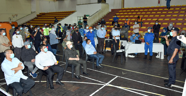  Ketua Menteri Datuk Seri Panglima Hajiji Haji Noor (duduk, dua kanan) mendengar taklimat banjir semasa melawat mangsa banjir di PPS Dewan Masyarakat Tun Said Kota Belud.