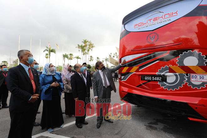  Abang Johari disempulang Uggah, Fatimah, Hasidah, Jaul enggau temuai dipebasa ke bukai meda bas ti dinberi ngagai Politeknik Mukah enggau Politeknik Metro Betong ba laman Wisma Bapa Malaysia, Petra Jaya.