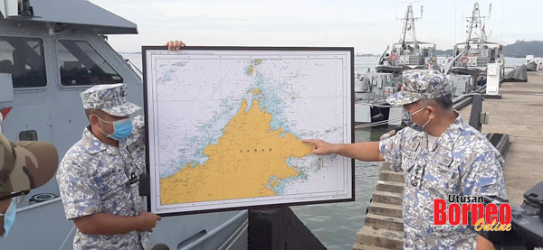  Rusli (kanan) menunjukkan lokasi kapal kargo karam di Perairan Terumbu Segama, kira-kira 67 batu nautika dari Sandakan.