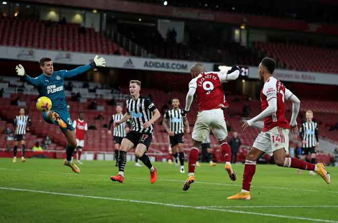  Penyerang Arsenal Alexandre Lacazette cuba menjaringkan gol tetapi gagal pada perlawanan Liga Perdana Inggeris di antara Arsenal dan Newcastle United di Stadium Emirates, London, kelmarin. — Gambar AFP